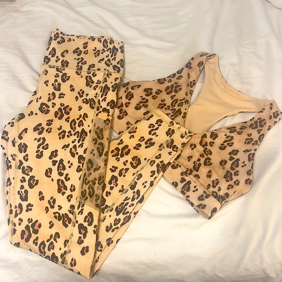 Fabletics printed activewear set. Size Medium. - Picture 5 of 8